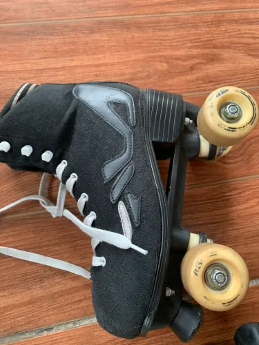 Patins quad preto da fila
