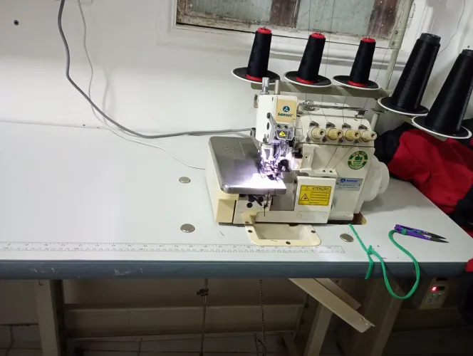 Máquina de costura interloque sansei novinha motor silencioso com economia de energia