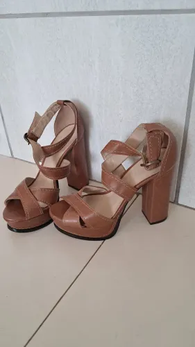 Sandália Couro Tiras Cruzadas Meia Pata Cacau Arezzo