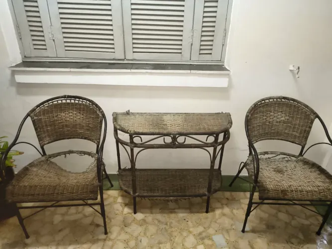 Mesa e duas cadeiras para reformar