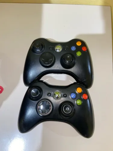 Dois controles Xbox 360 originais seminovos
