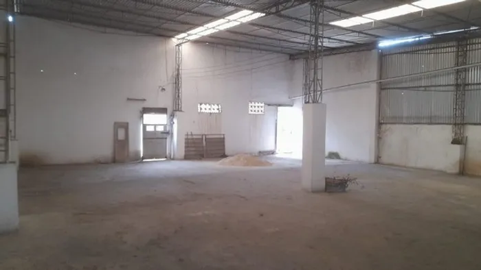 Aluga-se galpão de aprox. 700m² em Sta. Cruz da Serra.