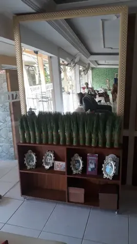 aparador com prateleira e grande espelho com moldura de luxo