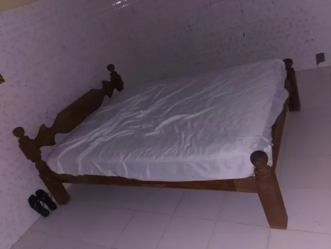Cama de casal ? em madeira de lei