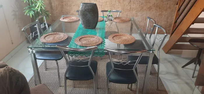 Jogo de mesa carraro jantar com 8 cadeiras cromado e tampo de vidro temperado.