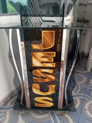 Aparador de Igreja com Escrita "JESUS"