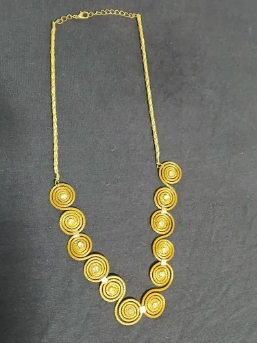 Colar de capim dourado com pedrarias - ótimo estado