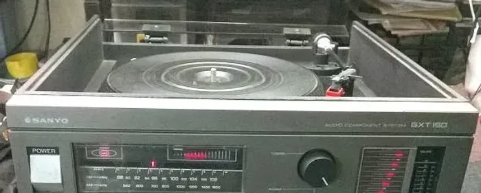 gabinete suporte do painel do som toca-discos Sanyo GXT-150 relíquia 1986 parte de cima