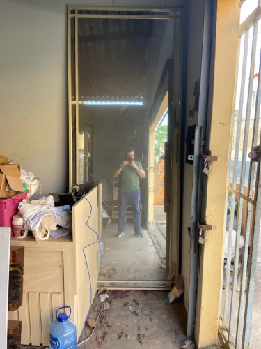 Espelho grande com bordas de ferro 