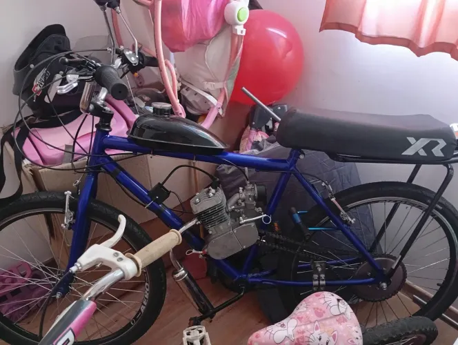 Bicicleta motorizada azul