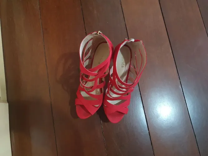Sandália vermelha de salto alto