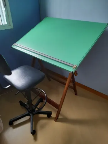 Mesa Prancheta Trident com Cadeira Giratória