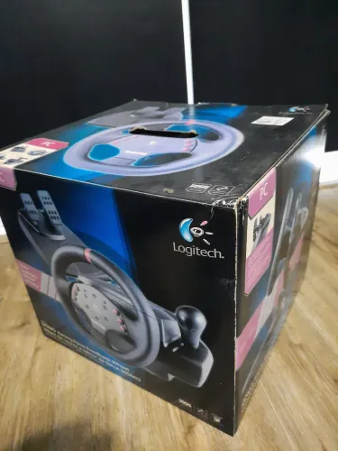 Volante Logitech MOMO Racing Force Feedback - PC