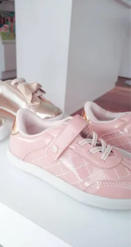 Tênis Infantil Rosa com Detalhes Delicados