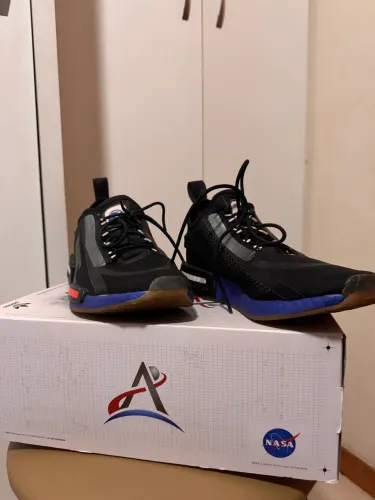 Adidas nasa 