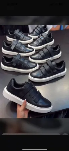 Tênis preto ZARA com velcro e sola branca