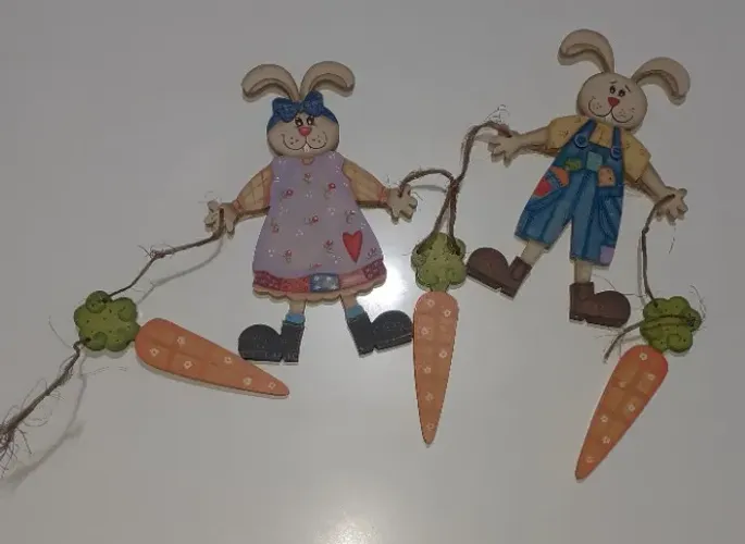 Casal de Coelhos e Cenouras de Madeira para decoração