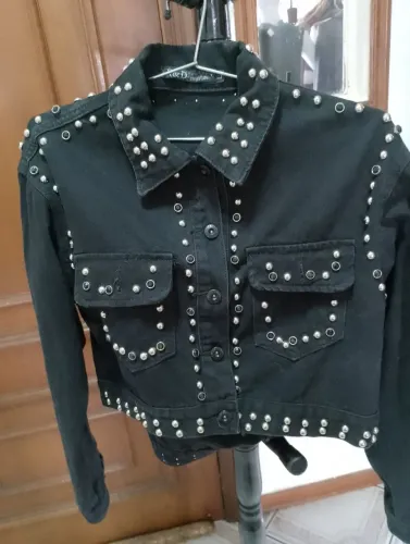 Jaqueta Jeans Preta com Spikes USADO DUAS VEZES ESTÁ PERFEITO
