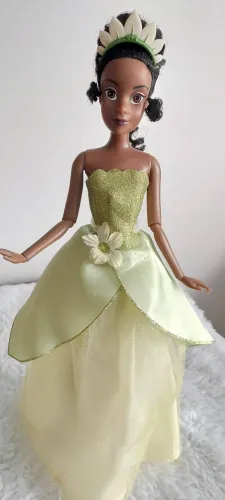 Boneca tiana articulada Disney store 