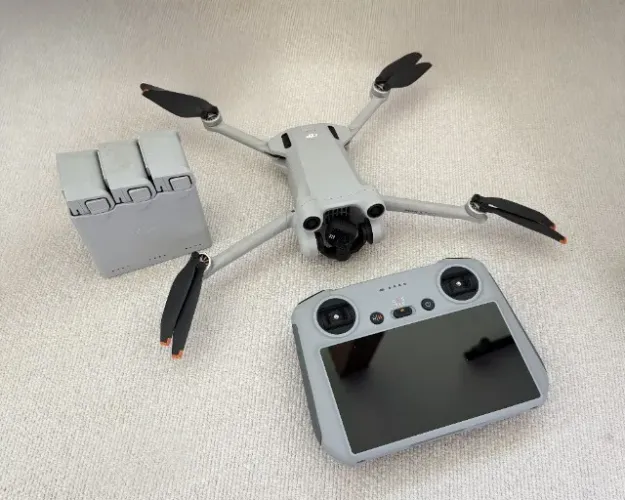 DJI Mini 3 Pro + Kit Fly More + Controle DJI RC (Tela)
