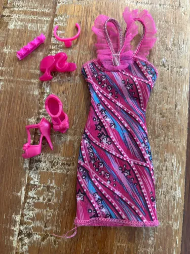 Roupa e acessórios da Barbie 