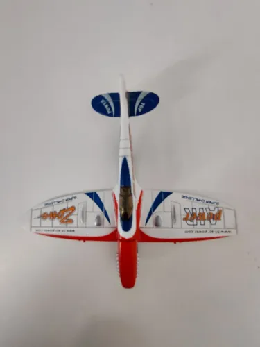 Miniatura de avião de ferro para colecionadores.