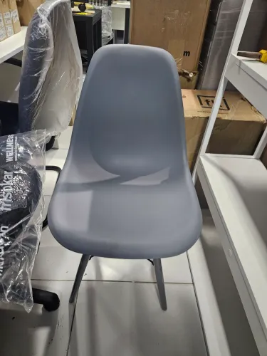 Cadeira de escritório cinza com design moderno