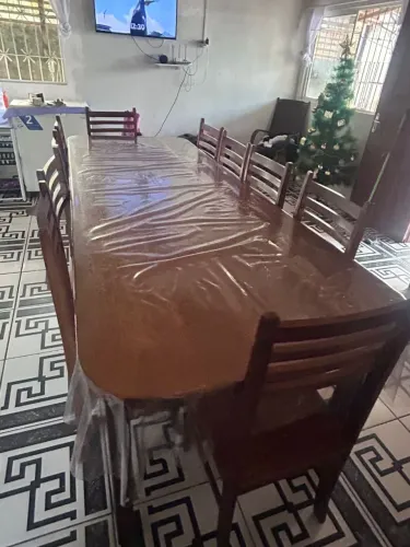 Vende se uma mesa de 10 lugares de madeira nova .