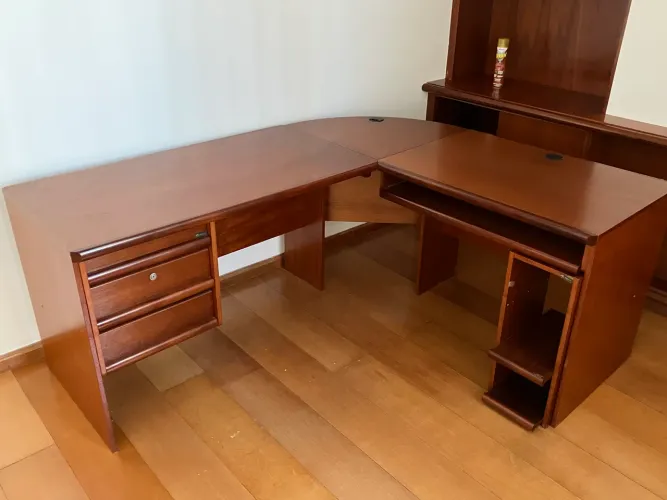 Mesa de escritório em L para desocupar lugar em madeira
