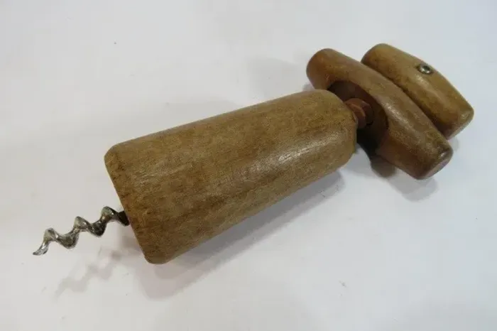 ABRIDOR DE GARRAFAS DE VINHO feito em MADEIRA.