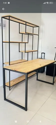 Mesa de Escritório Industrial com Estante Integrada