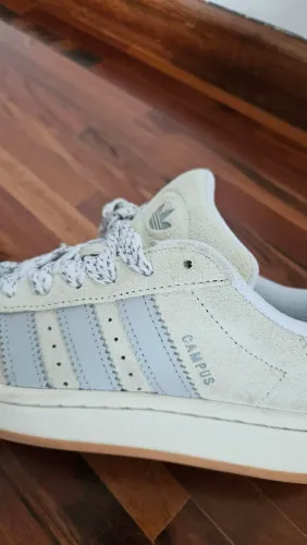 Tênis Adidas Campus na cor cinza