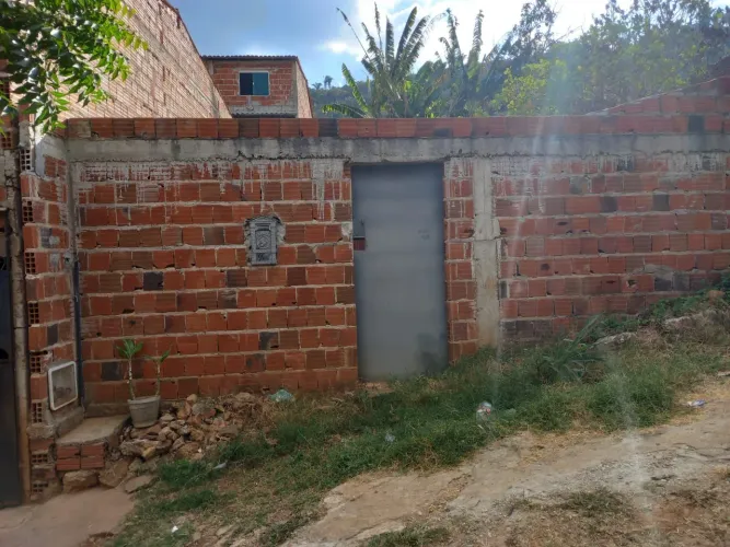 Casa nova com área murada