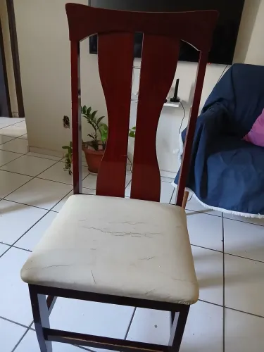 São 4 cadeiras de madeira 200$