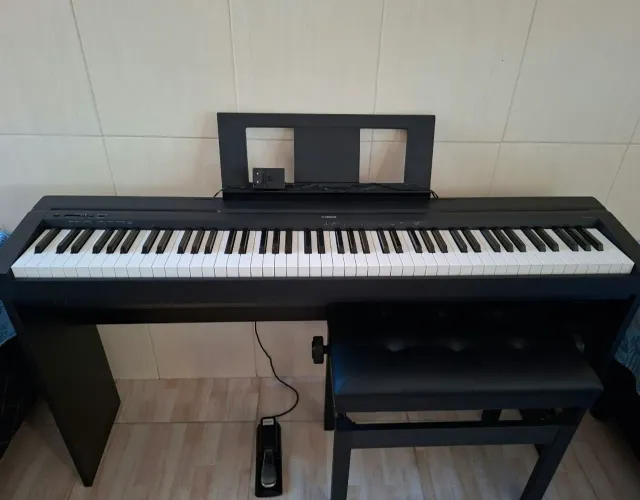 Piano digital Yamaha p45b completo