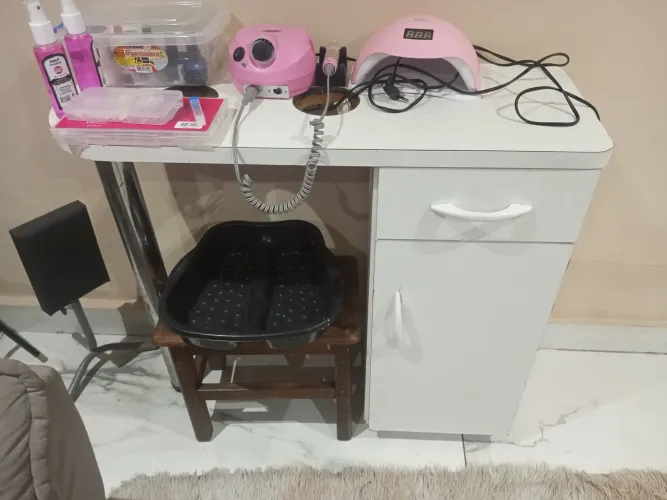 vende se mesa manicure