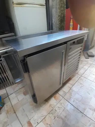 Balcão refrigerado com pista fria