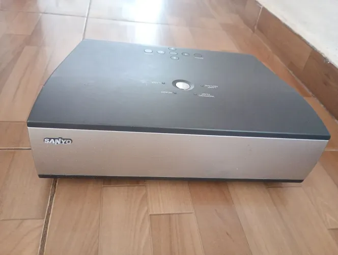 Projetor Sanyo PLV Z1 com Defeito na Lente 