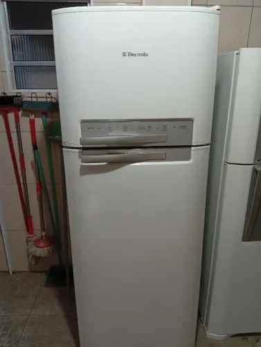 Geladeira Eletrolux Frost Free grande v 110 valor 750 reais com entrega