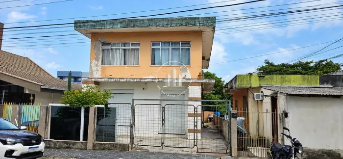 Casa em terreno de 300m2 estreito - BRN