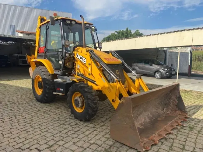 Retro escavadeira JCB 3CX 4X4T 2024