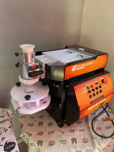 Máquina de modelar salgados 