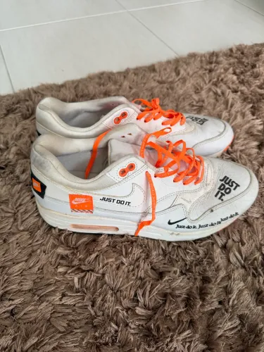 Nike Air Max 1 Just Do It brancos com detalhes em laranja e preto, original, usado