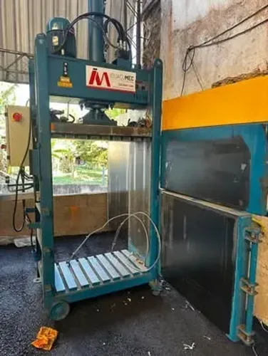 Prensa Enfardadeira Hidráulica Iguaçumec PHV 150 - Alta Performance para Reciclagem