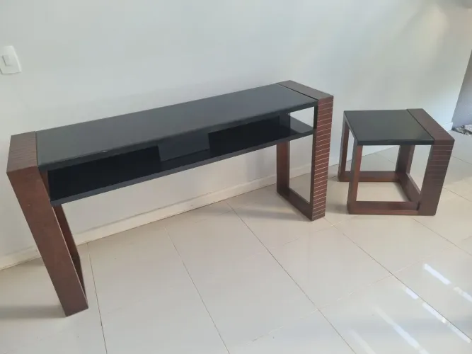 Aparador com Tampo de Vidro + Mesa de Canto Rudnick