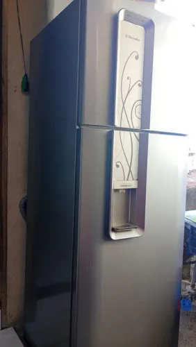 Geladeira em perfeito estado único defeito e so um pezinho faltando fora isso conserva bem
