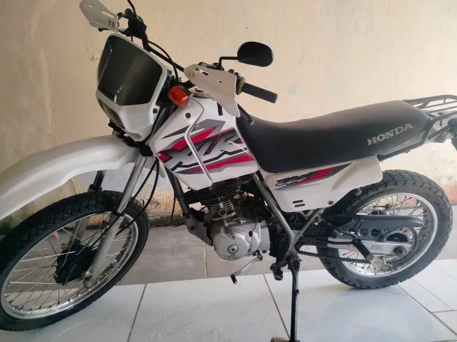 Moto Honda XLR em dias