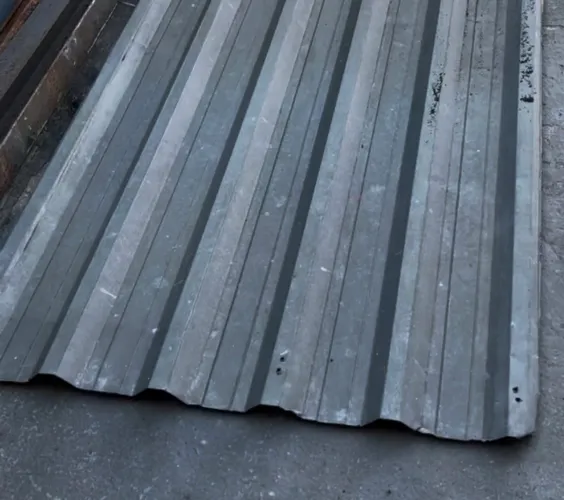 Telha de ferro galvanizado e alumínio