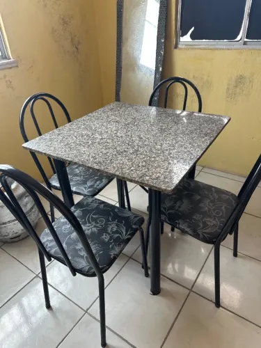 Mesa 4 cadeiras quadrada