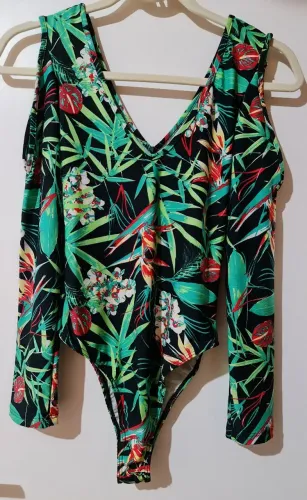 BODY COM ESTAMPA FLORAL VERDE MANGA VAZADA NOVO SEM USO 